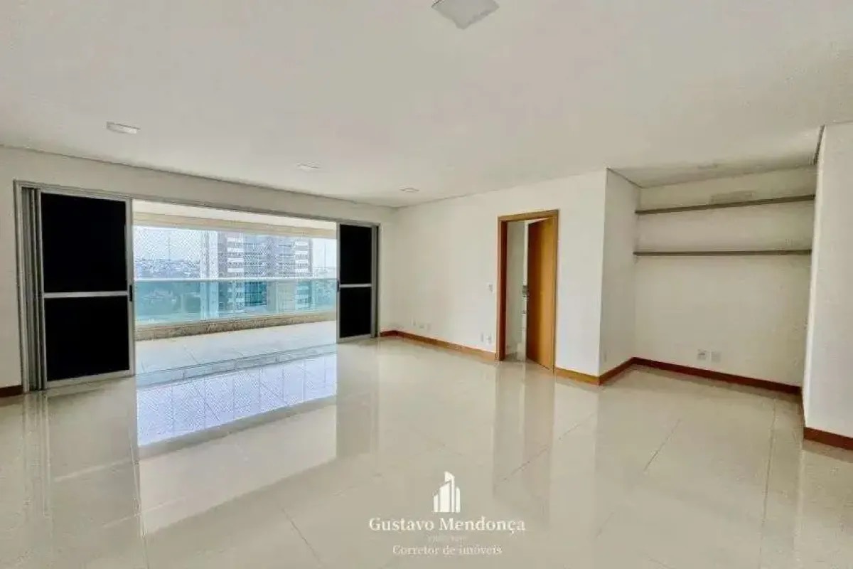 Sala de estar e jantar vazia, com varanda e prateleiras sem nada